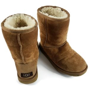 UGG short boot in chesnut size 6
